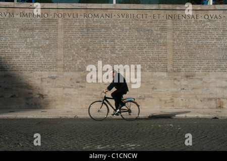 Menschen durch die lateinische Inschrift auf der Ara Pacis Denkmal in Rom Stockfoto