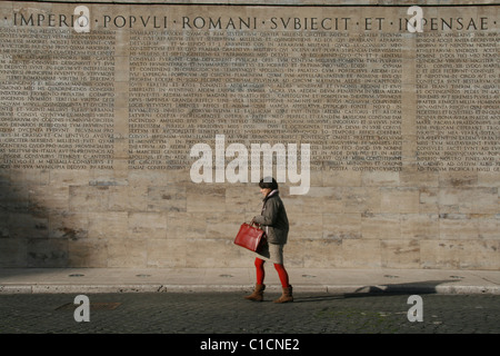 Menschen durch die lateinische Inschrift auf der Ara Pacis Denkmal in Rom Stockfoto