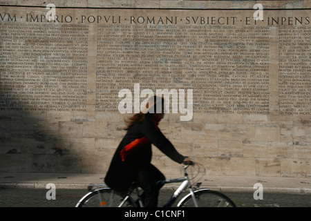 Menschen durch die lateinische Inschrift auf der Ara Pacis Denkmal in Rom Stockfoto