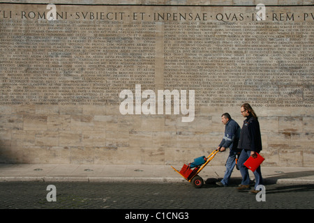 Menschen durch die lateinische Inschrift auf der Ara Pacis Denkmal in Rom Stockfoto