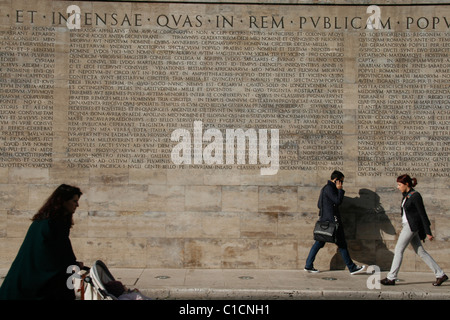 Menschen durch die lateinische Inschrift auf der Ara Pacis Denkmal in Rom Stockfoto