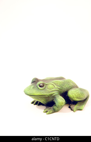 Grüner Frosch - ein Souvenir isoliert auf weißem Hintergrund Stockfoto