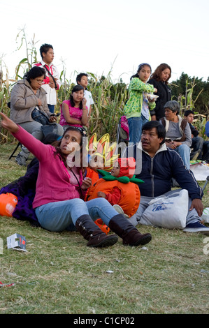 Mexikanische Familie während eines Festivals, tragen die Kinder Halloween-Kostüme Stockfoto