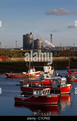 Fischer Boote vor Anker in Paddy's Loch Hafen, Mini-hafen Einlass und die British Steel Stahlwerk in South Gare, Redcar, North Yorkshire, Großbritannien Stockfoto