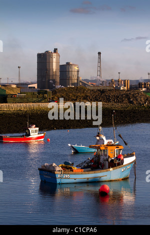 Fischer Boote vor Anker in Paddy's Loch Hafen, Mini-hafen Einlass und die British Steel Stahlwerk in South Gare, Redcar, North Yorkshire, Großbritannien Stockfoto
