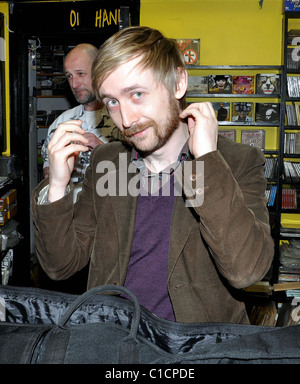 Die göttliche Komödie-Sänger Neil Hannon gibt eine live-Performance auf der Verkaufstheke im neu eröffneten "Road Records" Stockfoto