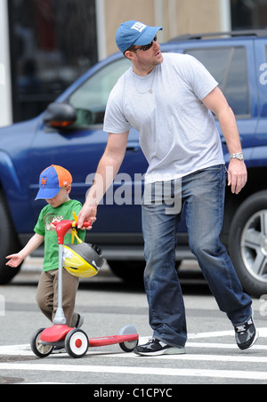 Edward Burns mit seinem Sohn Finn Burns genießen das warme Wetter zusammen während des Gehens in Tribeca. New York City, USA - 18.04.09 Stockfoto