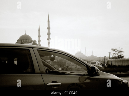 Neue Moschee in Eminönü in Istanbul in der Türkei im Nahen Osten Asien. Auto Minarett moderne Stadt Städtische moderne Städte Sonnenuntergang Dämmerung Dämmerung Reisen Stockfoto