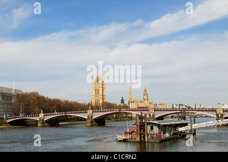 Lambeth Bridge mit London Feuerwehr Pier, London, England, UK Stockfoto