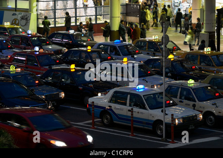 Eine Reihe von japanischen taxis warten auf Fahrgäste am Bahnhof JR Yokohama, Kanagawa, Japan JP Stockfoto