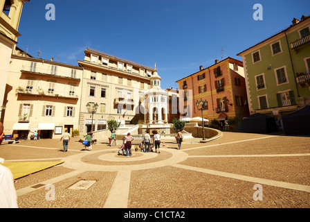 Brunnen "la Bollente" Acqui Terme, Platz der antiken Thermen, Piemont, Italien. Stockfoto