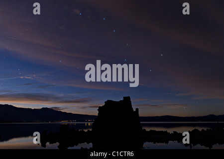 Der große Wagen hängt über einem Tuffstein (Kalziumkarbonat) Turm entlang der Südküste des Mono Lake in der Nähe von Lee Vining, Kalifornien, USA. Stockfoto