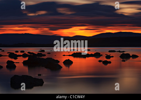 Stillgewässer des Mono Lake reflektieren Dämmerung Himmel, Lee Vining, California, USA. Stockfoto