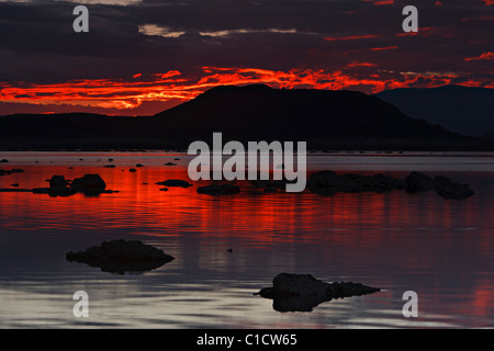 Lebendige Dämmerung Himmel, Mono Lake, Kalifornien, USA. Stockfoto