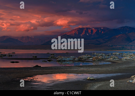 Morgenlicht auf Eastern Sierra Kamm über Lee Vining, Kalifornien, USA. Stockfoto