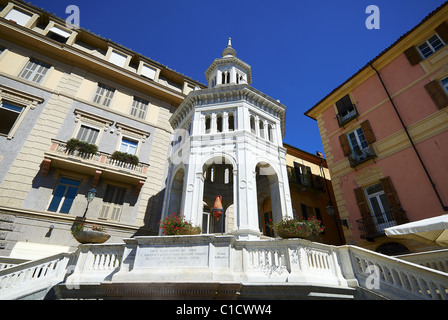 Acqui Terme durch die Art und Weise beschreibt Italien la Bollente alte Stadt Piemont Brunnenplatz. Stockfoto
