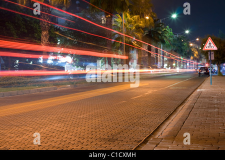 Nacht Weg, Spuren von Scheinwerfer der Autos Stockfoto