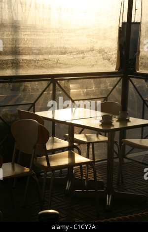 leere Tabelle in Bar in Italien in der Morgensonne Stockfoto