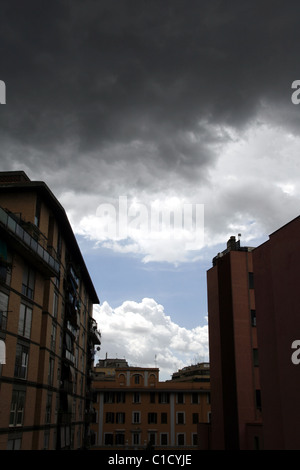 dunkle Gewitterwolken über Gebäude in Rom Italien Stockfoto
