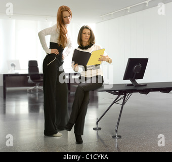 zwei Business-Frauen im Büro haben Angelegenheit des Geschäfts zu diskutieren Stockfoto