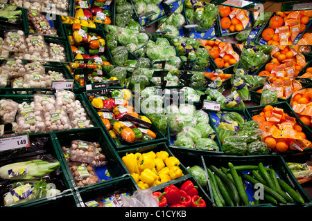 Obst und Gemüse Regal im Supermarkt Stockfoto