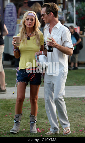 Tara Reid, trägt ein gelbes T-shirt mit kein BH, genießen Sie ein erfrischendes Getränk mit einem Freund auf dem Coachella Musik Festival 2009 Stockfoto