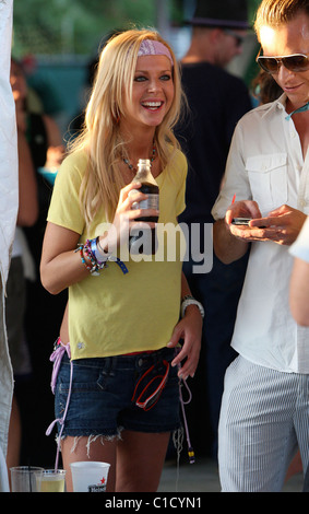 Tara Reid, trägt ein gelbes T-shirt mit kein BH, genießen Sie ein erfrischendes Getränk mit einem Freund auf dem Coachella Musik Festival 2009 Stockfoto