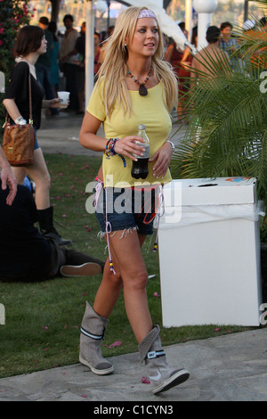 Tara Reid, trägt ein gelbes T-shirt mit kein BH, genießen Sie ein erfrischendes Getränk mit einem Freund auf dem Coachella Musik Festival 2009 Stockfoto