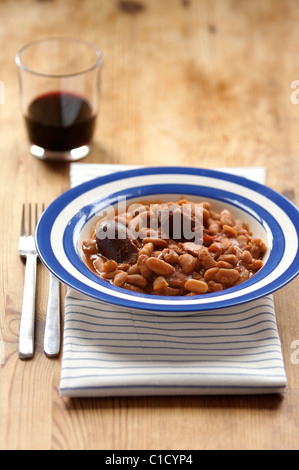 Traditionelle französische "Cassoulet" Eintopf mit einem Glas Rotwein Stockfoto