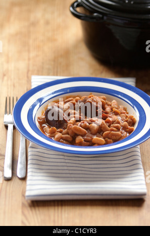 Traditionelle französische "Cassoulet" Eintopf mit einem Dutch oven Stockfoto