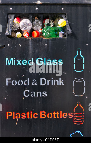 Öffentliche Container Papierkorb voller Flaschen, Dosen und Glas Stockfoto