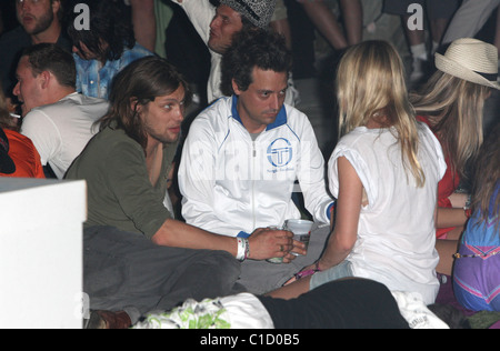 James Rousseau und Freundin Kate Bosworth entspannen Sie mit Freunden Freunden Coachella Music Festival 2009 - Tag 3 Indio, Kalifornien Stockfoto