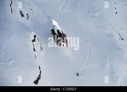 Ein Freeskier Skifahren auf einer steilen Felswand in Serre Chevalier, Frankreich Stockfoto