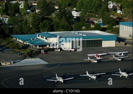 Luftaufnahme über kommerzielle Hangar bauen Petaluma Municipal Airport Kalifornien Stockfoto