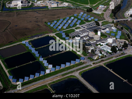 Luftaufnahme über Solarpanel Installation Kläranlage Richmond California Stockfoto