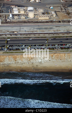 Luftaufnahme über Huntington Hundestrand neben Ölquelle Produktion Huntington Beach Kalifornien Stockfoto