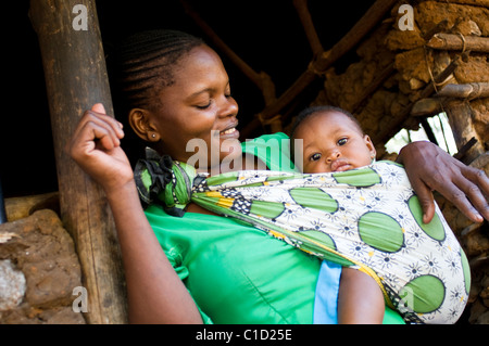 Mutter und Kind im Dorf am Gedi, Malindi Kenia Stockfoto