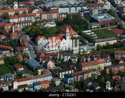 Luftbild oben Wohnung Häuser rund um Kirche Wohnviertel München Stockfoto