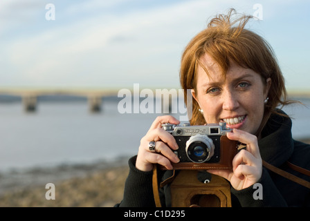 Mädchen mit einem FED 2 Vintage russische Film-Kamera fotografieren Stockfoto