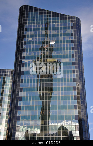 Auckland Sky Tower spiegelt sich im Gebäude des National Bank Centre, Victoria Street, CBD, Auckland, Auckland Region, Neuseeland Stockfoto