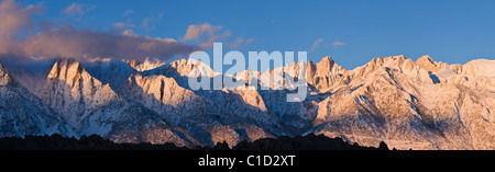 Sonnenaufgang über dem Mt. Whitney, Sierra Nevada Mountains, Kalifornien Stockfoto