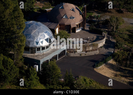 Luftaufnahme über zwei Wohn geodätische Kuppel Häuser Petaluma, Kalifornien Stockfoto