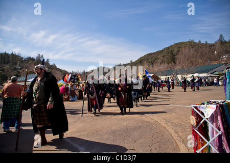 Die Prozession der stämmige Männer begleiten die Königin auf dem Sonora California Celtic Jahrmarkt Stockfoto