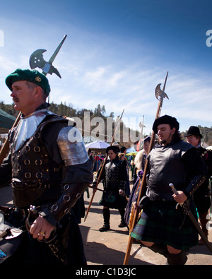 Die Prozession der stämmige Männer begleiten die Königin auf dem Sonora California Celtic Jahrmarkt Stockfoto