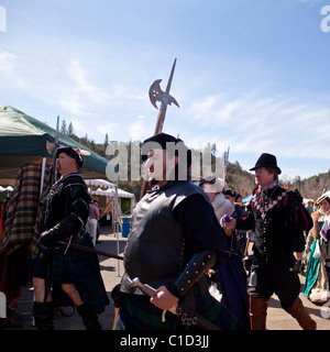 Die Prozession der stämmige Männer begleiten die Königin auf dem Sonora California Celtic Jahrmarkt Stockfoto