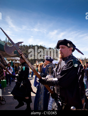 Die Prozession der stämmige Männer begleiten die Königin auf dem Sonora California Celtic Jahrmarkt Stockfoto