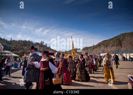 Die Prozession der stämmige Männer begleiten die Königin auf dem Sonora California Celtic Jahrmarkt Stockfoto