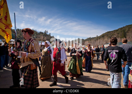 Die Prozession der stämmige Männer begleiten die Königin auf dem Sonora California Celtic Jahrmarkt Stockfoto