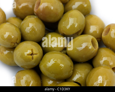 Grüne entkernte Oliven In eine Schüssel geben Stockfoto