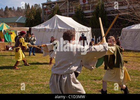 Stämmige Männer demonstrieren ihre Schwertkampf-Technik bei der Sonora California Celtic Faire Stockfoto